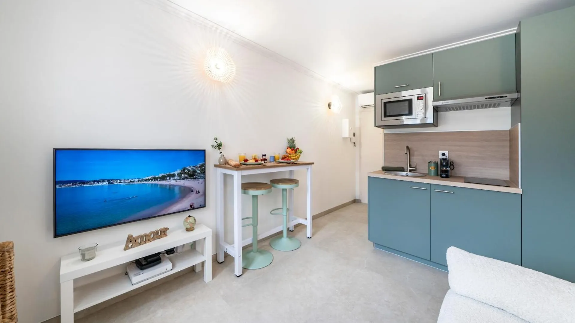Studio Banane 2 Min Croisette Mitoyen Martinez Cannes